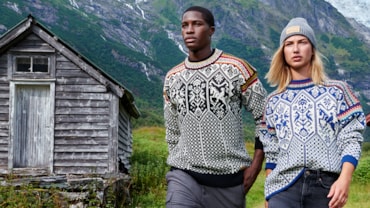 Et par som går i vakker norsk natur iført den ikoniske 1994 genseren fra OL i Lillehammer.