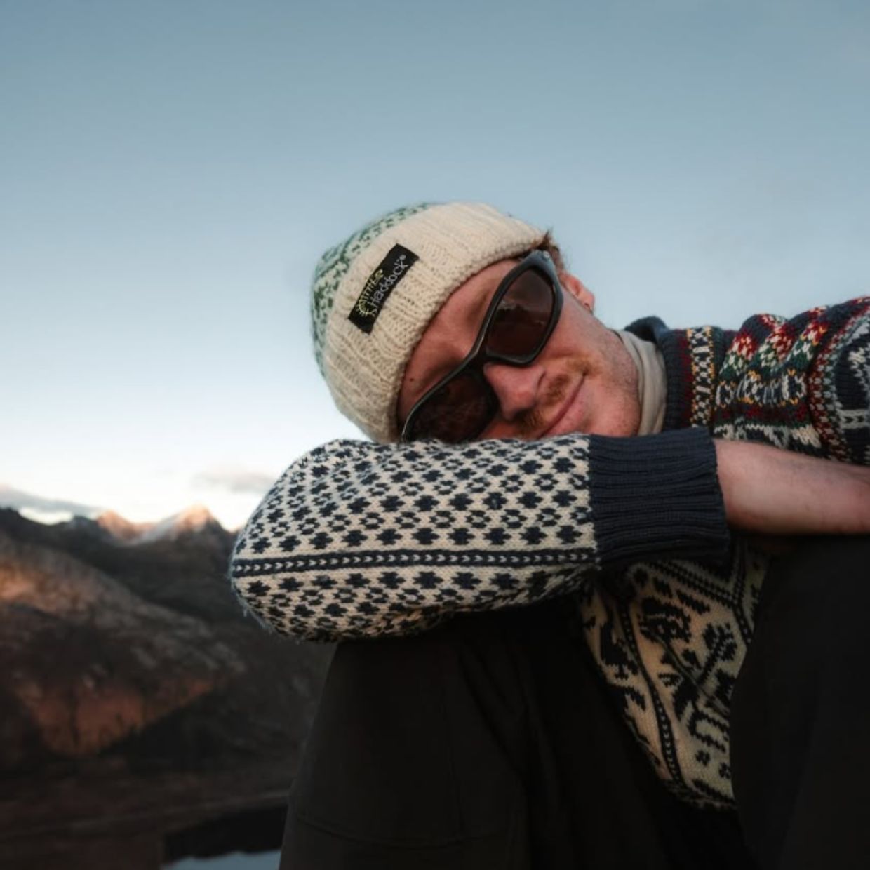 Ådne Birkeland, influencer for Dale of Norway på tur i norsk natur med OL genser fra 1994