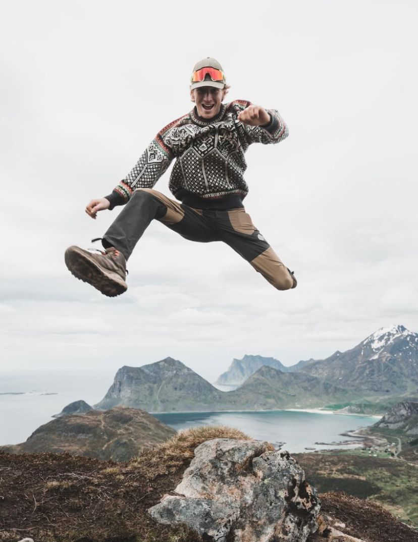 Ådne Birkeland hopper høyt i norsk natur i genser fra Dale of Norway