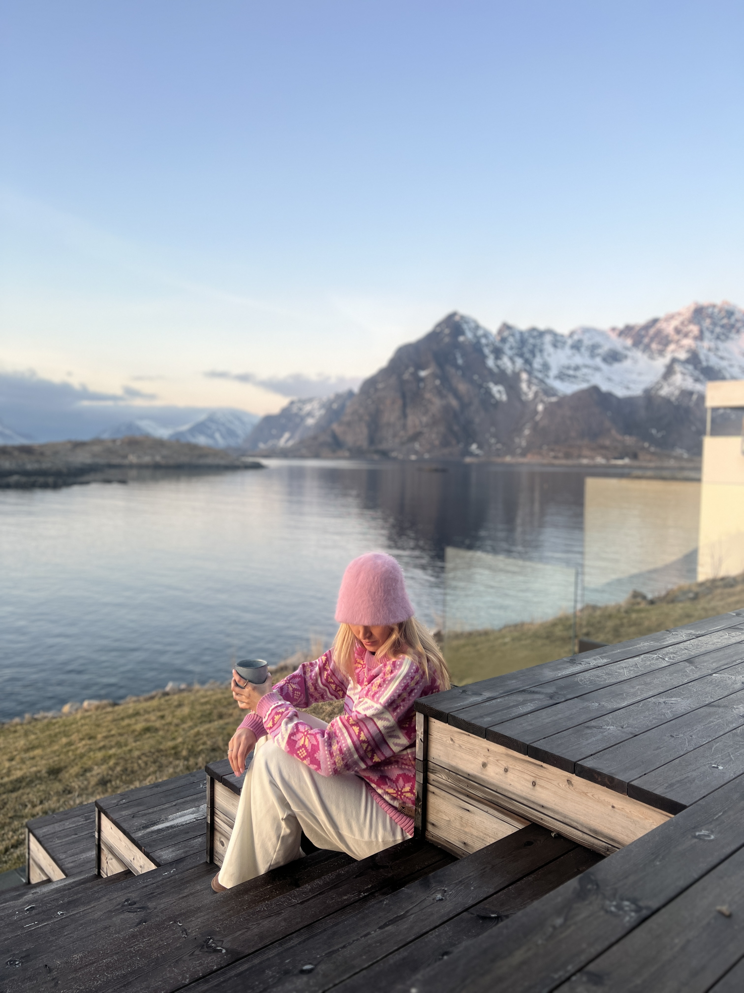 Ingrid genser fra Dale of Norway i Nord norsk natur 