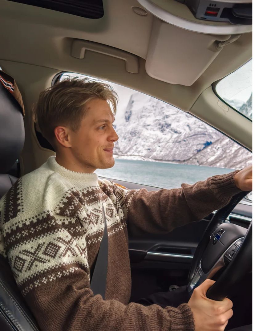 Elias på roadtrip i Norge med brun Cortina genser fra Dale of Norway