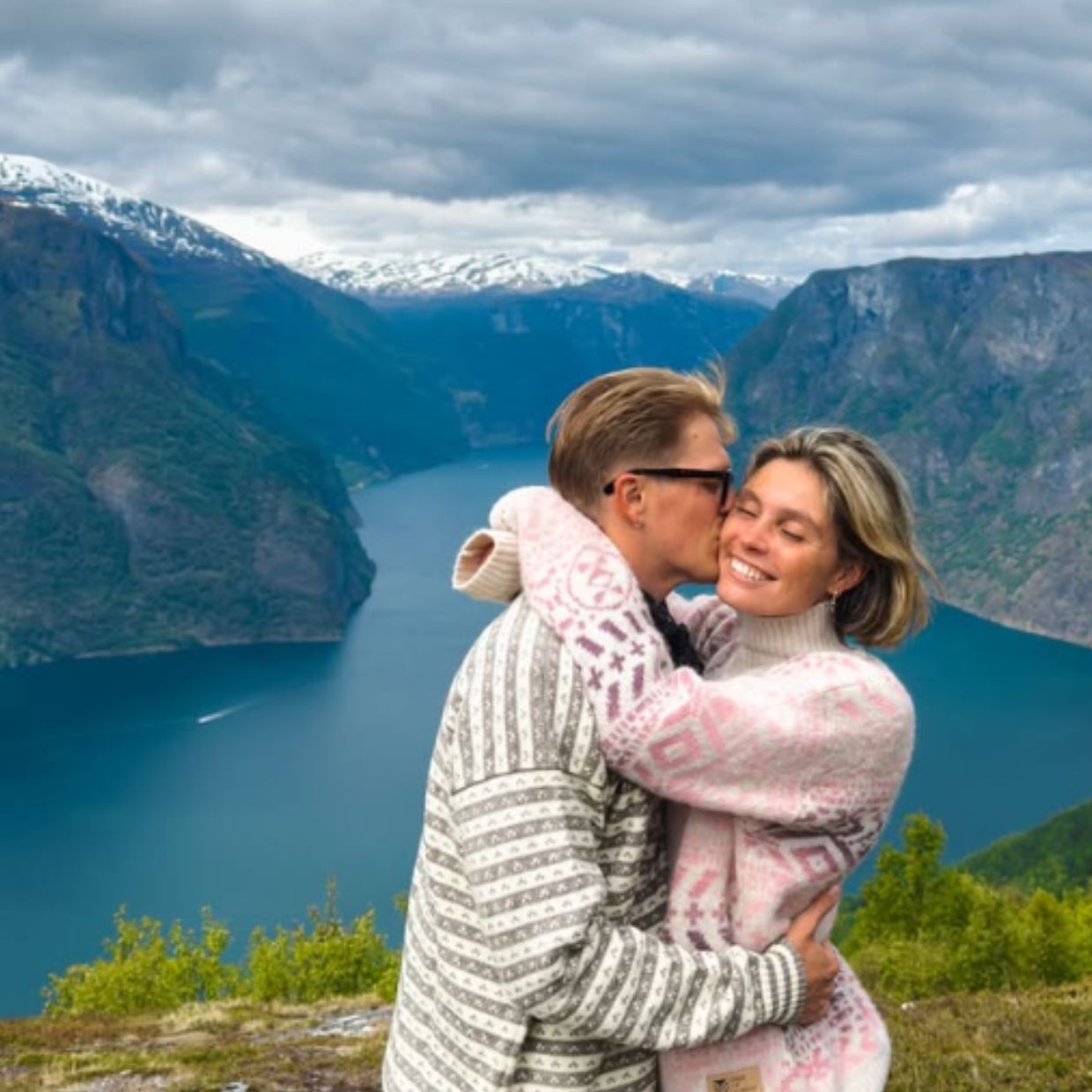 Elias og Kajsa i nydelig Lofoten på sommeren med Highland genser og Skispleia