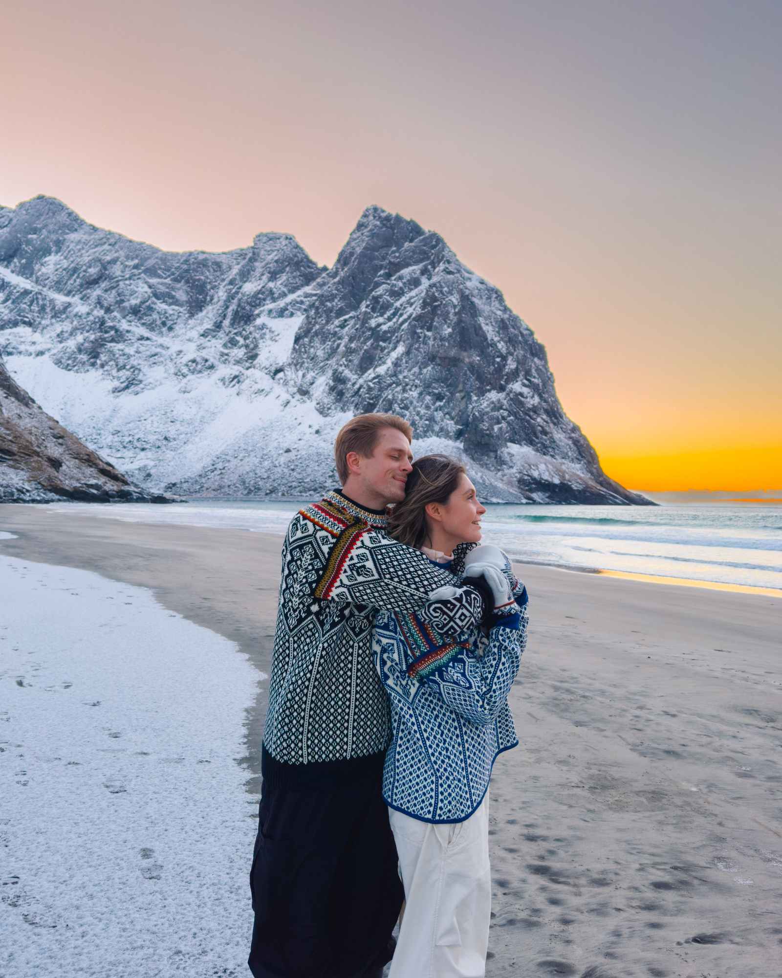 Elias og Kajsa i nordnorsk natur med gensere fra Dale of Norway
