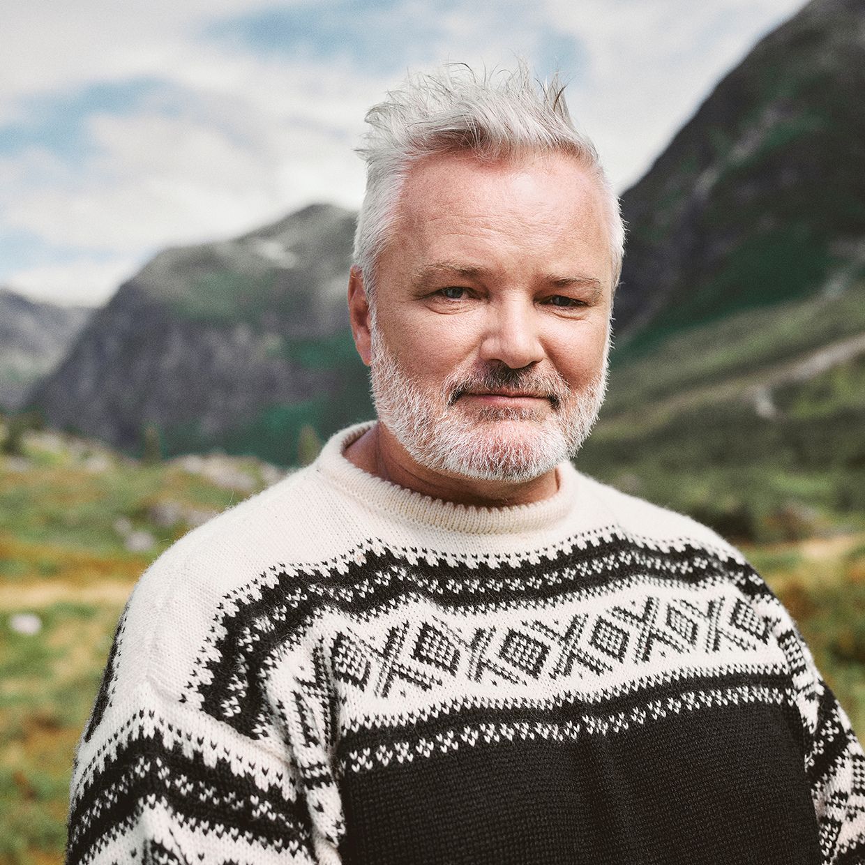 Medarbeider Dale of Norway ute i norsk natur i Cortina genser