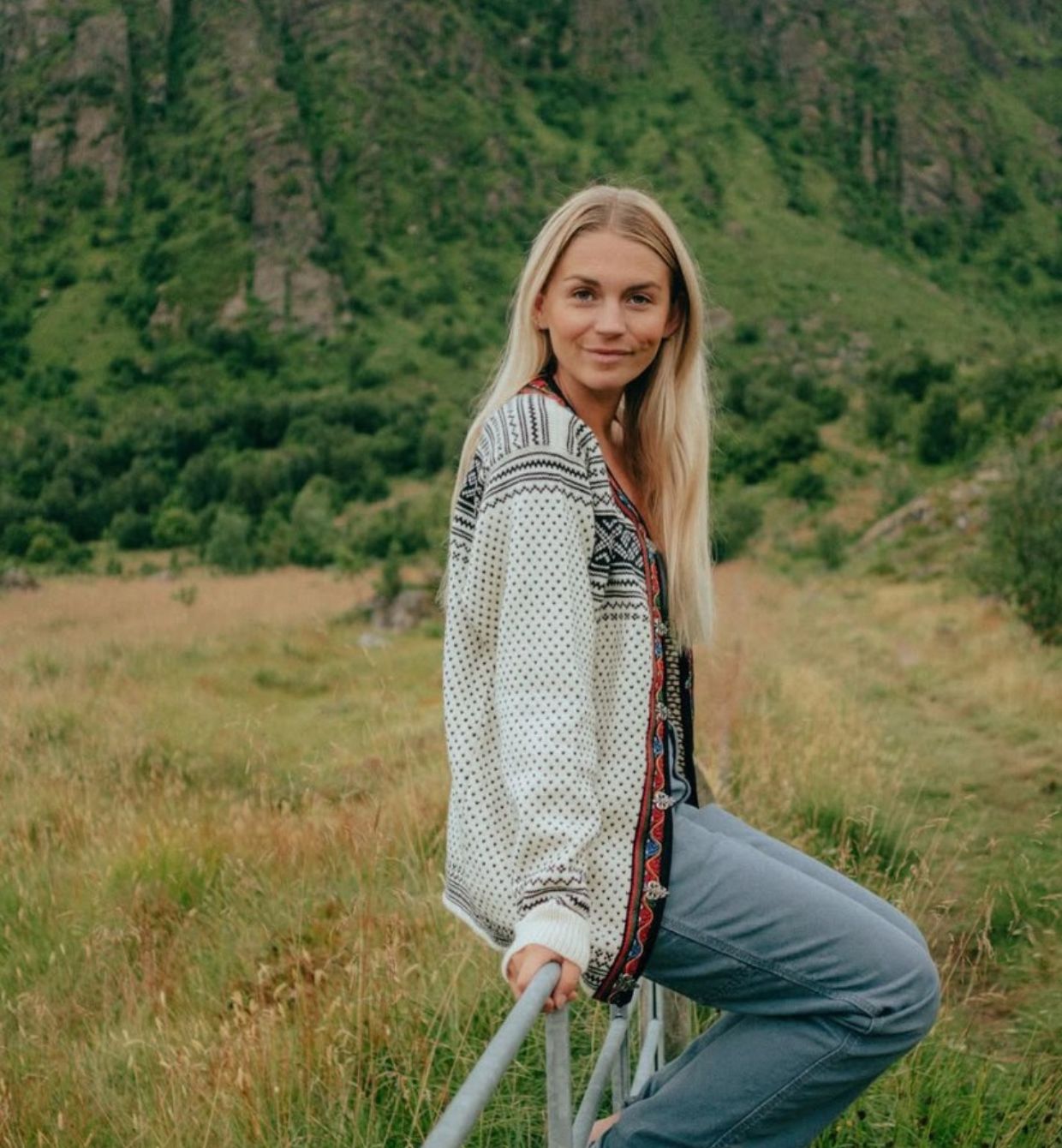 Fie Agerskov, dansk influencer i Lofoten med tradisjonelle Setesdal genser fra Dale of Norway