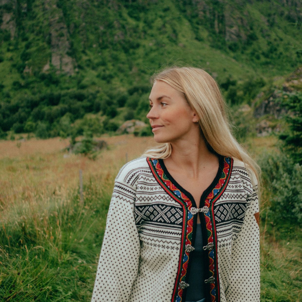 Fie Agerskov i Setesdals genser fra Dale of Norway i vakkert Lofoten vær