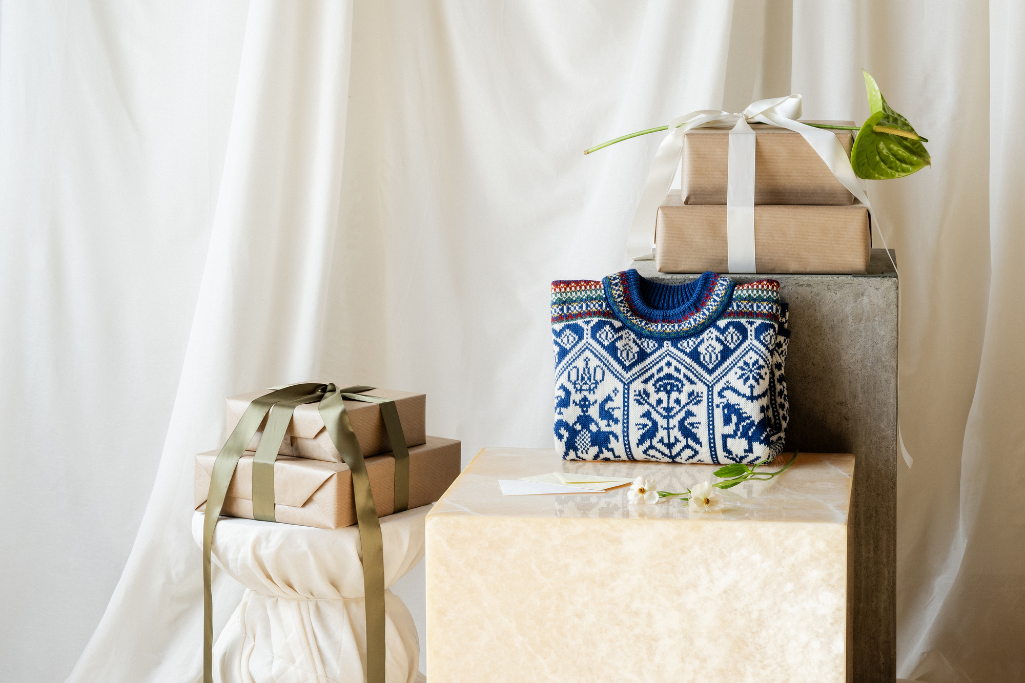 bl&aring; ullgenser fra Dale of Norway pakket inn som gave 