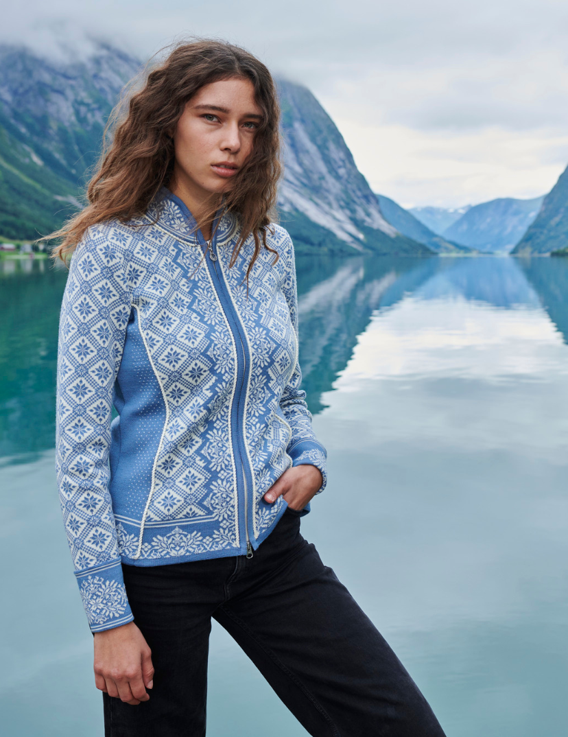 Zefir ullkvalitet i Christiania genser fra Dale of Norway. Modell i blå utgave ute i norsk natur