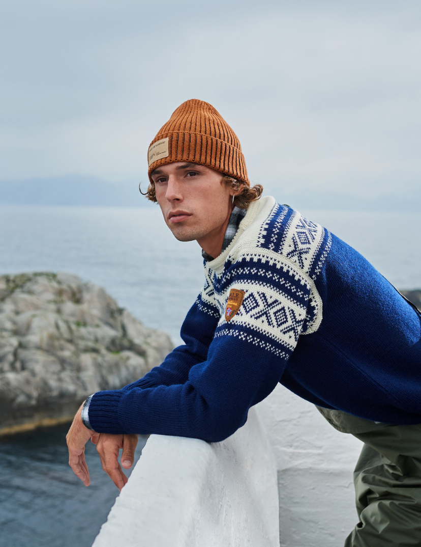 Ung herremodell med blå Cortina fra Dale of Norway ute i norsk vind og vær. Brun lue