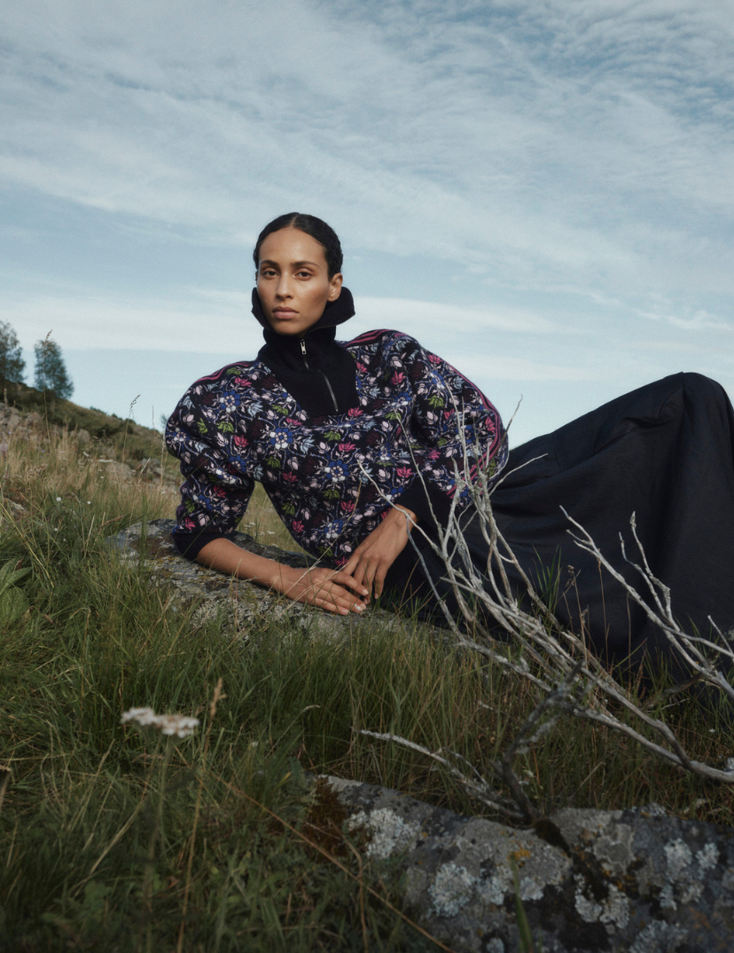 Fjære genser i Millefili ullkvalitet fra Dale of Norway. Norsk modell i norsk natur
