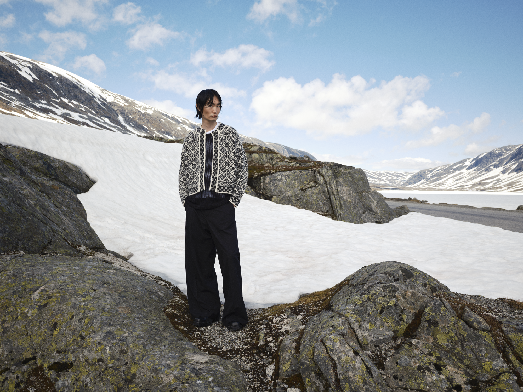 svart hvit cardigan herre modell i norske fjell